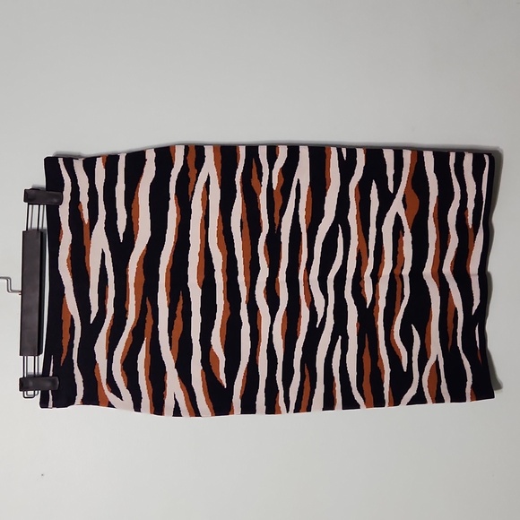 2 Pieces Ann Taylor  Strets cardigan & Skirt Color Navi blu y Camel Animal Prin - Picture 2 of 7